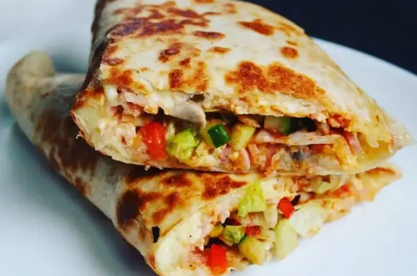Gorąca tortilla na ciepło z patelni, wypełniona warzywami i serem. Idealna na szybki posiłek.