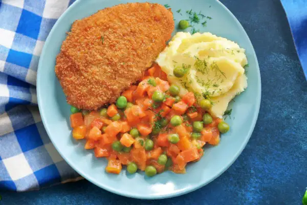 Kotlet panierowany, puree ziemniaczane i warzywa w sosie. Idealne danie, gdy masz brak pomysłu na obiad.