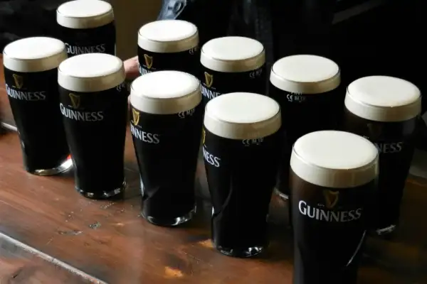 Szklanki z ciemnym piwem Guinness, idealne na wieczór. Ile procent ma piwo Guinness? To zależy od rodzaju, ale klasyczny stout ma ok. 4.2%.