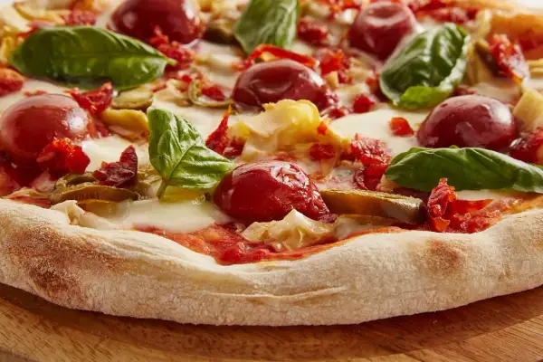 Pyszna pizza 4 sery z pomidorkami, bazylią i suszonymi pomidorami. Idealna na szybki posiłek, choć warto sprawdzić pizza 4 sery kcal.