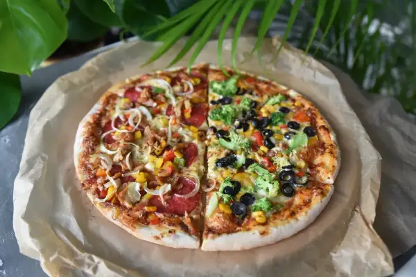 Pizza 40 cm na ile osób? Ta dwukolorowa uczta z kurczakiem, salami, warzywami i brokułami z pewnością zadowoli całą rodzinę.