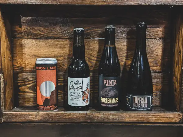 Cztery polskie piwa: puszka Moon Lark, butelki Podpięta, Pinta i Imperial Baltic Porter.