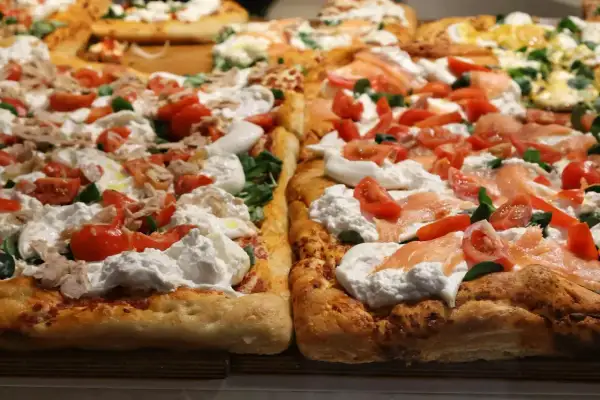 Puszyste ciasto na pizzę z piwem, obficie pokryte kremowym serem, pomidorkami i łososiem. Idealne na letnie wieczory.