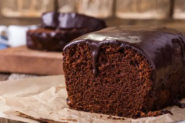 Pyszna, wilgotna babka jogurtowa oblana czekoladą. Idealna na deser, najlepsza babka jogurtowa jaką jadłam!