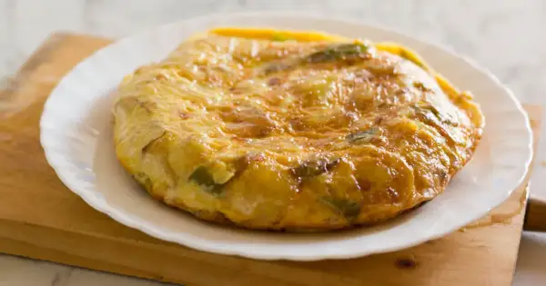 Złocista tortilla ziemniaczana z papryką na talerzu. Idealne śniadanie bez chleba, sycące i pyszne.