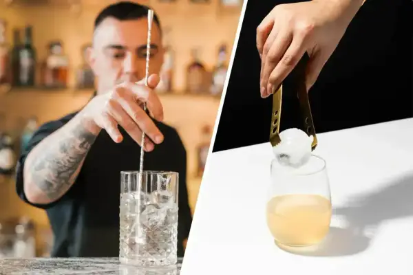Barman miesza drink z lodem. Ktoś dodaje kulę lodu do drinka. Idealne piwo z lodem na upalne dni.