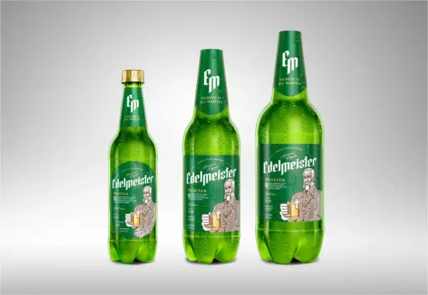 Trzy zielone butelki piwa Edelmeister Pilsener, jedna mniejsza, dwie większe, pokryte kroplami rosy.